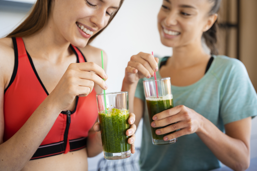 ženy popíjajúce smoothie s chlorellou a spirulinou